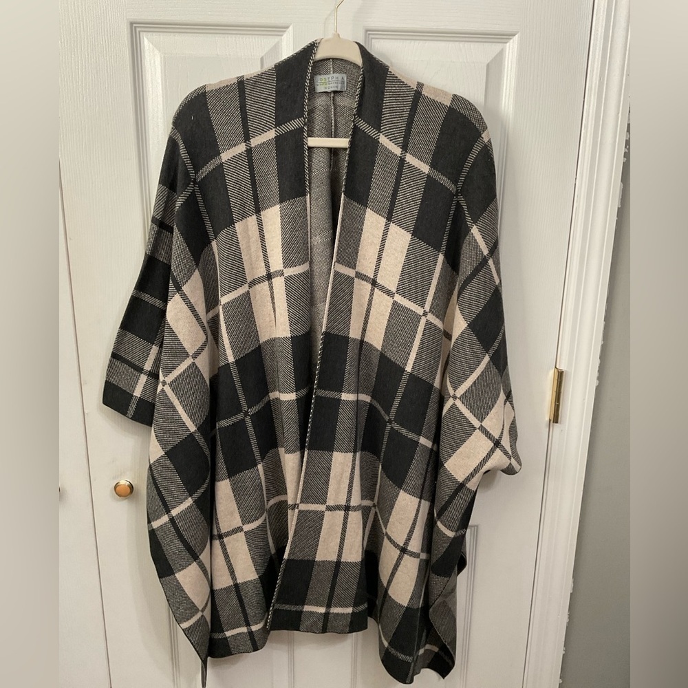 Joseph A. Stylish poncho. Black and cream.